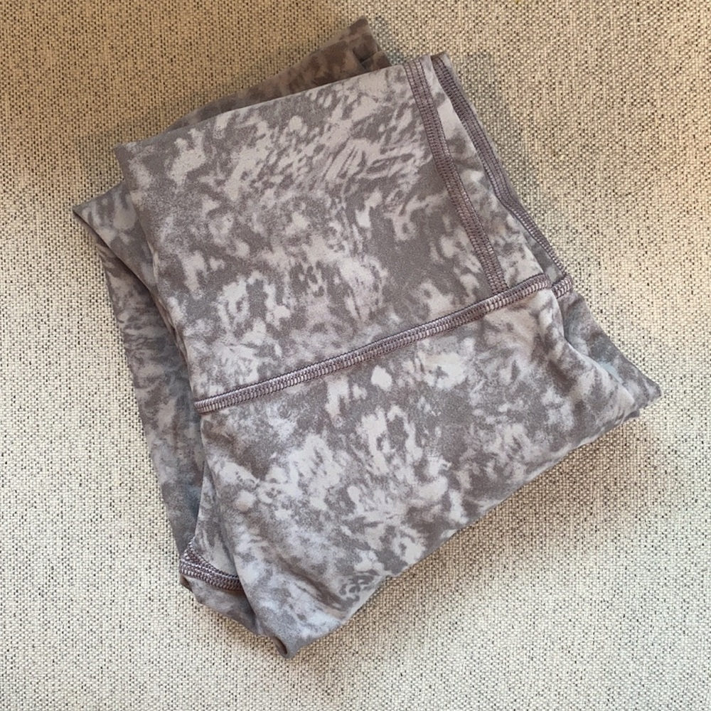 NWOT Lululemon Wunder Under- Rare Pattern